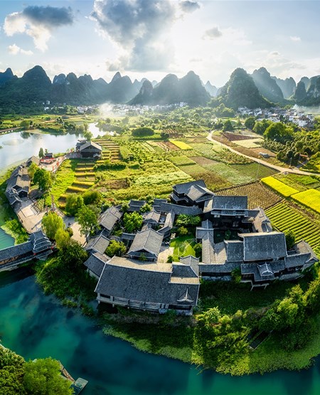 Smukt landsbybillede i Chengyang med bjerge i baggrunden