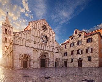 Zadars katedral Sankt Anastacia i aftenlys