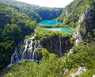 Flot udsigt af vandfaldene i Plitvice Nationalpark i Kroatien