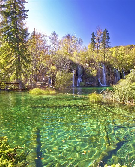 Smuk udsigt til vand og natur i Plitvice National Park i Kroatien