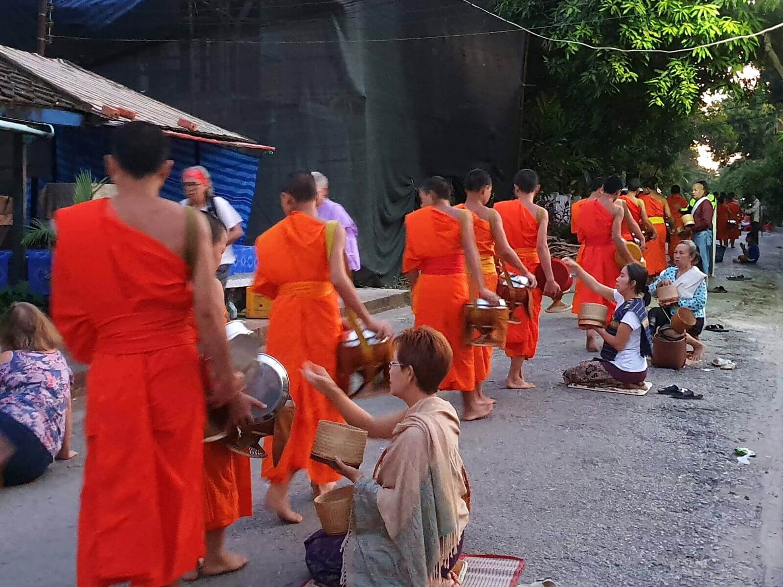 Buddhistiske munke til morgenprocession i Luang Prabang i Laos Buddhistiske munke til morgenprocession i Luang Prabang i Laos