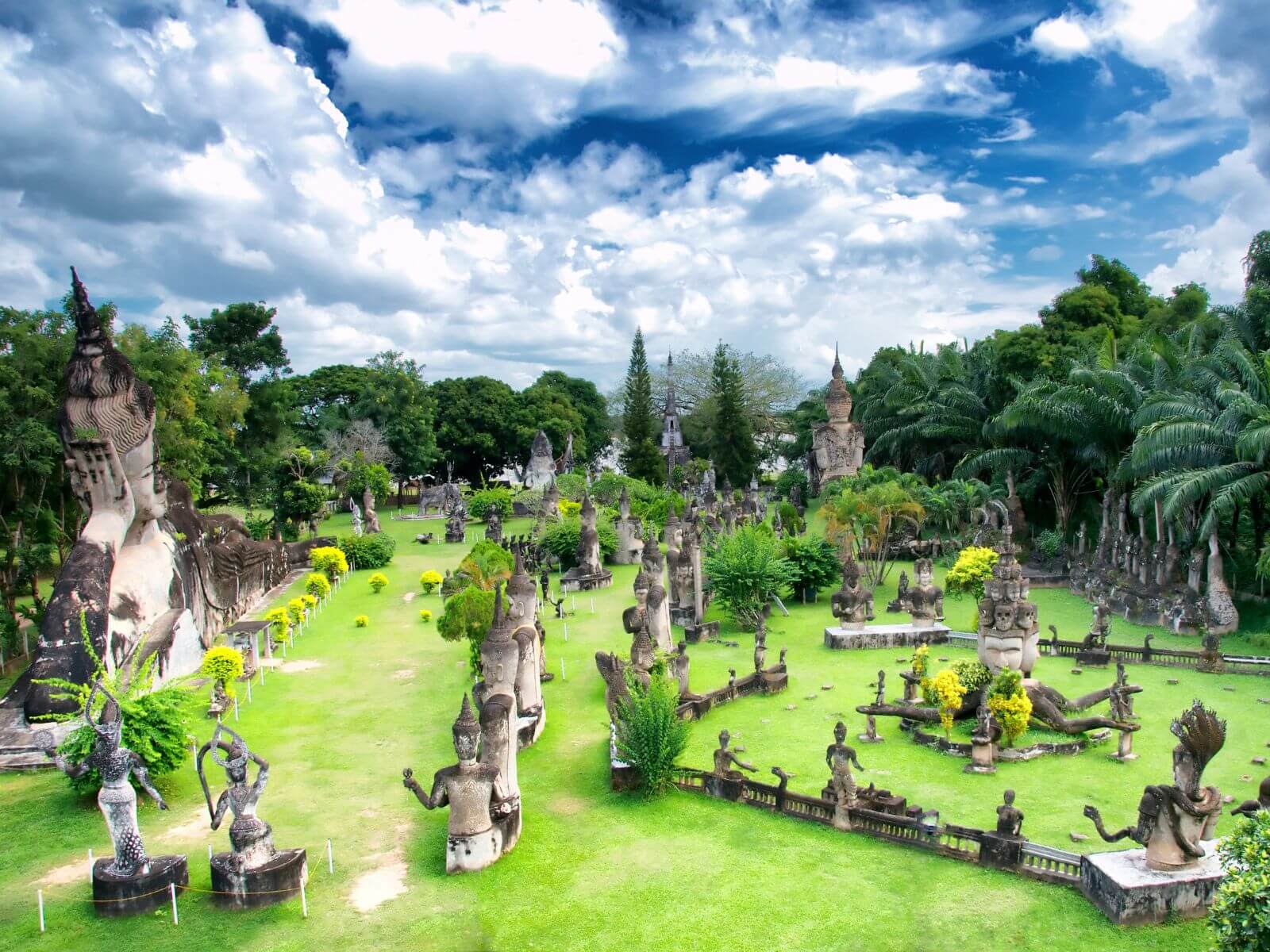 Buddha Park ((Xieng Khuan) med mere end 200 buddhistiske og hinduistiske statuer, Vientiane i Laos Buddha Park ((Xieng Khuan) med mere end 200 buddhistiske og hinduistiske statuer, Vientiane i Laos