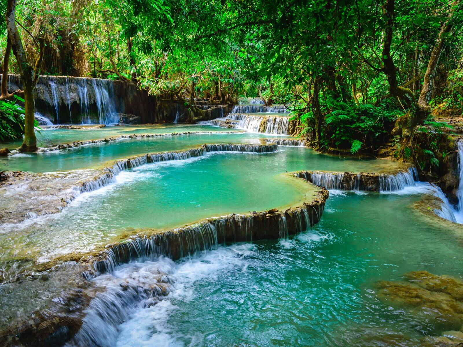 Vandfaldet Kuang Si, der ligger nær Luang Prabang i Laos Vandfaldet Kuang Si, der ligger nær Luang Prabang i Laos