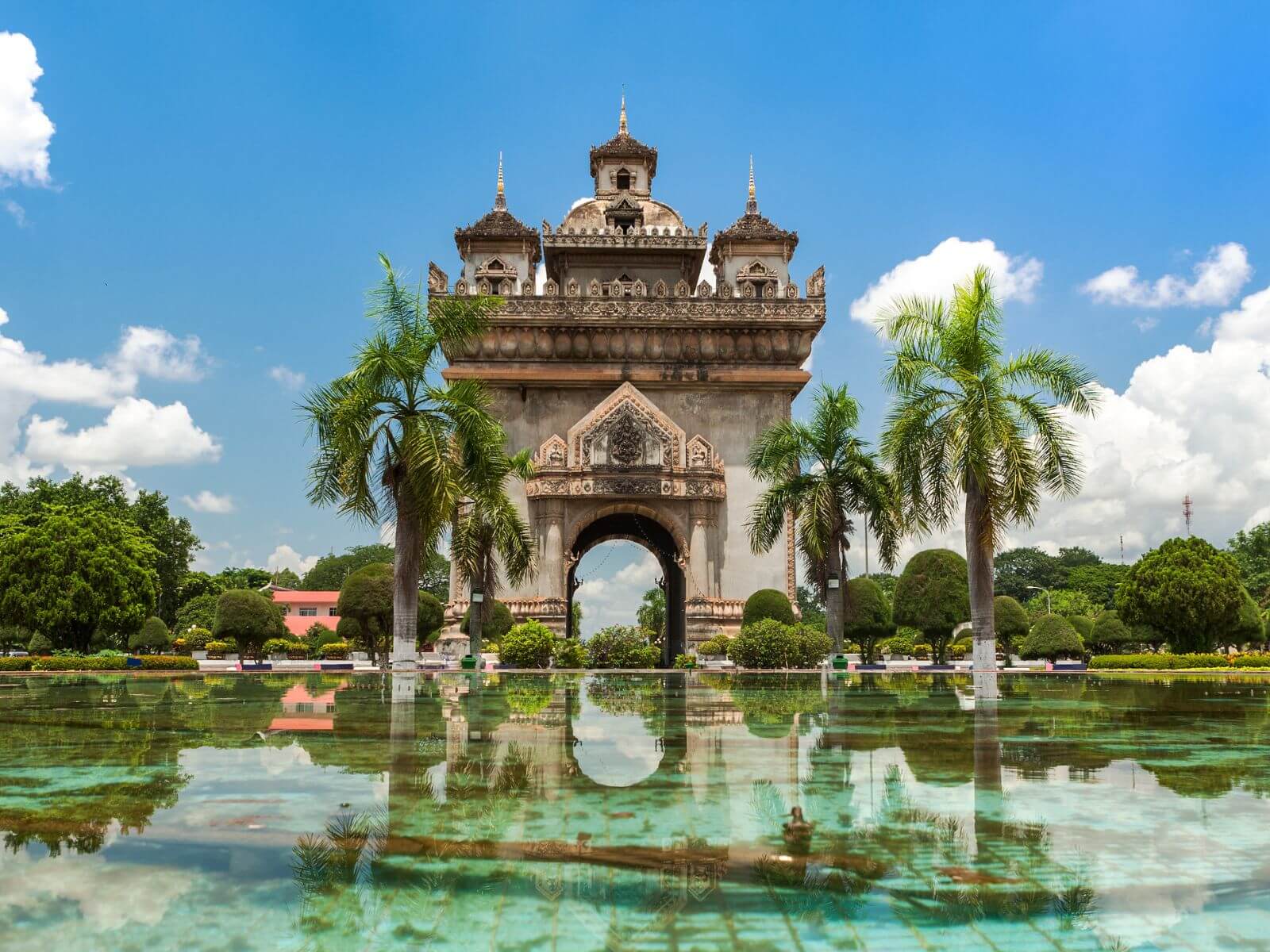 Det Triumfbue-inspirerede Patuxai Monument i Vientiane i Laos Det Triumfbue-inspirerede Patuxai Monument i Vientiane i Laos