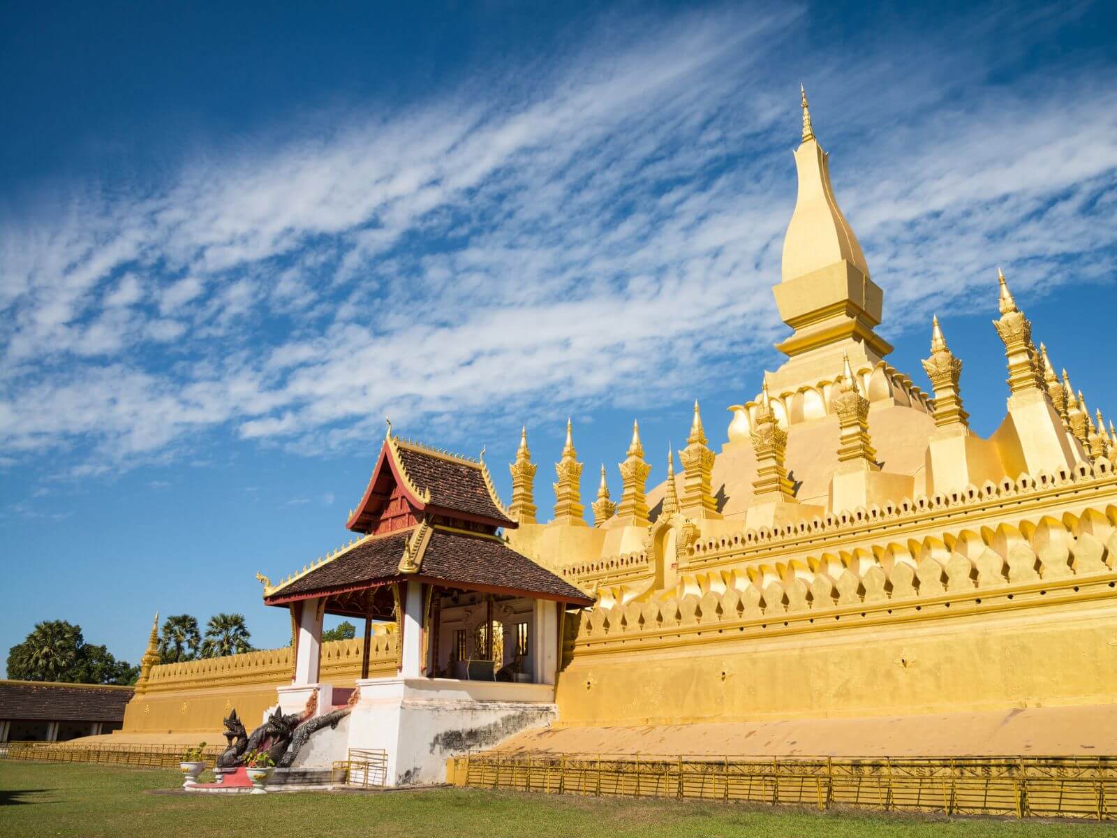 Det gyldne tempel Pha That Luang i Vientiane set udefra, Laos Det gyldne tempel Pha That Luang i Vientiane set udefra, Laos