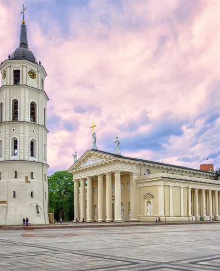 Vilnius_katedral_iStock-686727164_450-555