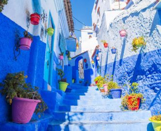 Smuk blå trappe i Chefchaouen, Marokko Smuk blå trappe i Chefchaouen, Marokko