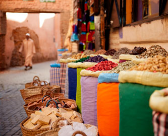 Krydderier ved gadebod i Marrakech, Marokko