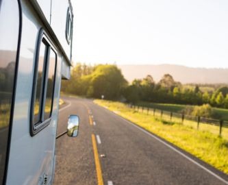 New Zealandsk vej set fra siden af en autocamper