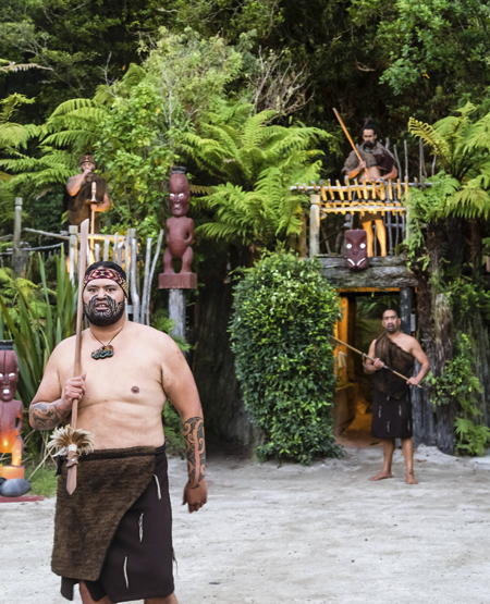 Maorier hilser velkommen med Haka ved Rotorua Maorier hilser velkommen med Haka ved Rotorua