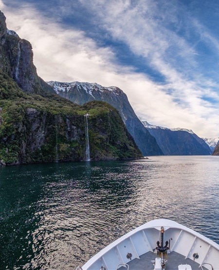 Milford Sound med bådstævn i nederste højre hjørne Milford Sound med bådstævn i nederste højre hjørne