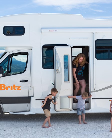 Familie på vej ind i autocamper