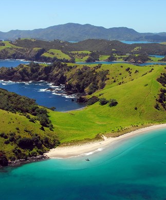 Bay of Islands set fra luften - et landskab af frodige grønne øer og turkisblåt hav