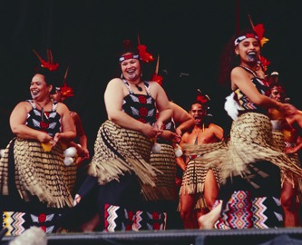 Glade Maori-dansere i New Zealand