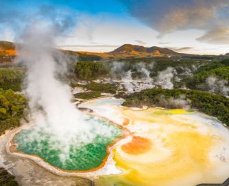 Udsigt over det geotermiske og dampende landskab ved Rotorua