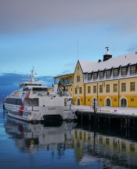 Harstad Havn med skib og smuk gul bygning