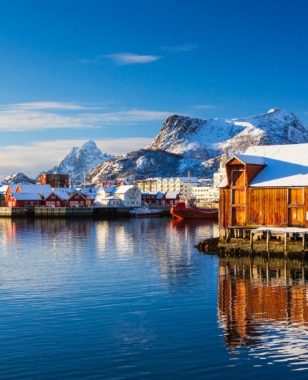By på Lofoten i smukt solskin med fjord og fjelde