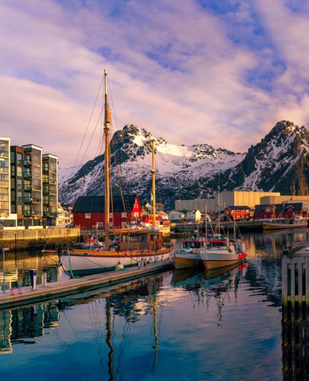 Tromsø Havn i med smukt lyserødt skær ved daggry