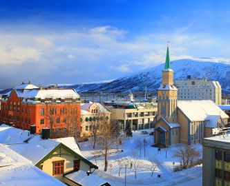 Centrum af Tromsø klædt i sne med udsigt til katedral
