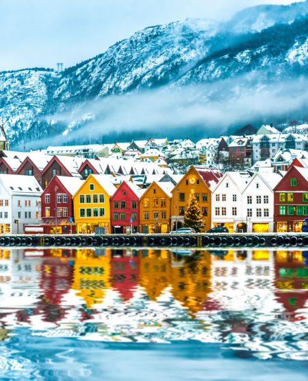Udsigt til Bryggens farverige huse i Bergen i vintervejr