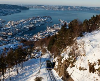 Udsigt over Bergen om vinteren fra kabelbanen Fløibanne