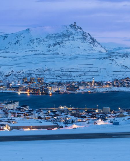 Udsigt over Hammerfest by og snedækkede fjelde