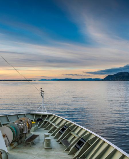 Smuk udsigt ombord på Hurtigruten i de norske fjorde