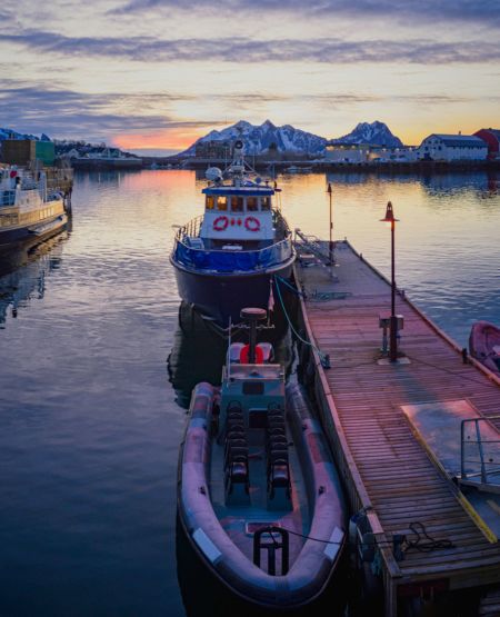 Tromsø Havn med fiskbåde og tysmørke