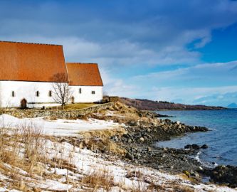 Middelalderkirke i Trondenes med smuk beliggendhed ud til vandet