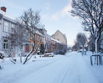 Hyggelig sneklædt gade i Trondheim