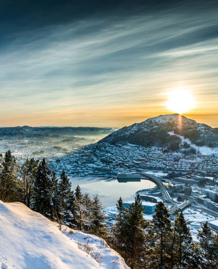 Udsigt over Bergen fra bakketop i smukt vintervejr