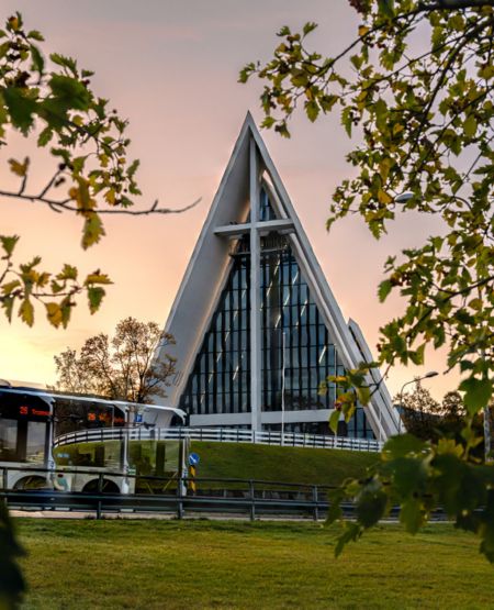 Ishavskatedralen i Tromsø – et af byens vigtigste vartegn, Norge Ishavskatedralen i Tromsø – et af byens vigtigste vartegn, Norge