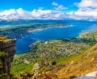 Udsigt over Tromsø og fjorde fra kabelbanen Fjellheisen, Norge Udsigt over Tromsø og fjorde fra kabelbanen Fjellheisen, Norge