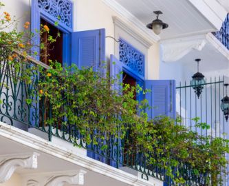 Smuk bygningsfacade med blå skodder i den gamle bydel Casco Viejo i Panama City