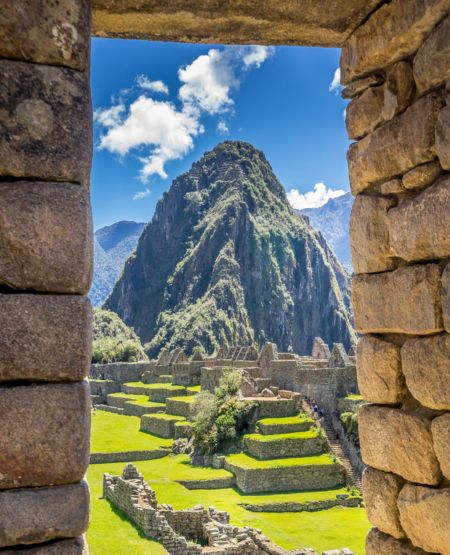 Udsigt til inkaernes Machu Picchu i Peru gennem stenport