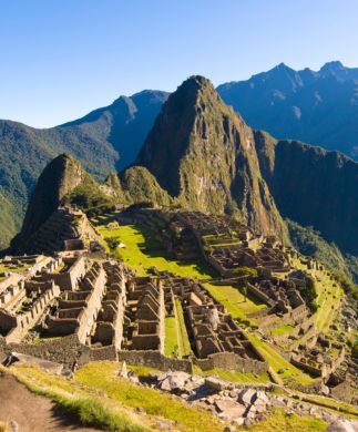 Udsigt over Machu Picchu i Andesbjergene i Peru med flot blå himmel