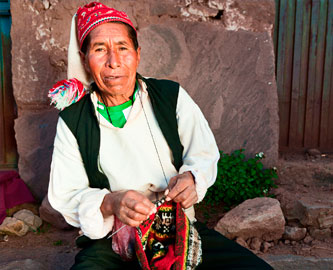 Taquile strikkende mand, Titicaca, Peru