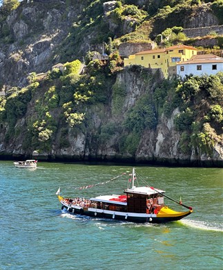 Båd på Douro-floden i Porto, Portugal