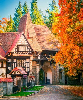 Middelalderlige bygninger nær i Sinaia, Rumænien Middelalderlige bygninger nær i Sinaia, Rumænien