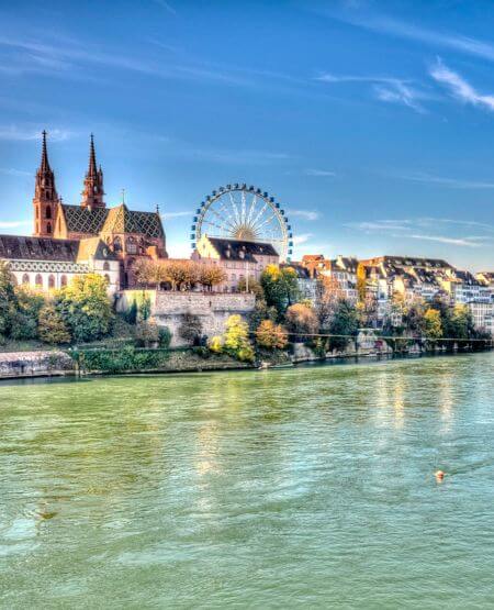 Basler Münster – katedralen i Basel, Schweiz, set fra Rhinen Basler Münster – katedralen i Basel, Schweiz, set fra Rhinen