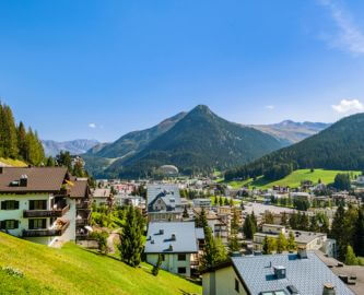 Togrejse i Schweiz med base i byen Davos, Graubünden, der ligger smukt i Alperne Togrejse i Schweiz med base i byen Davos, Graubünden, der ligger smukt i Alperne