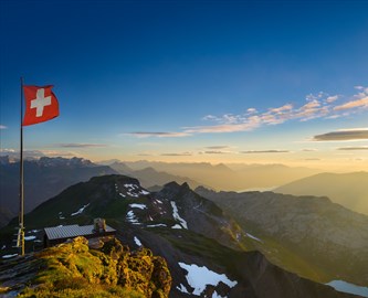 Schweiziske_alper_med_et_flag_24692361_333-270