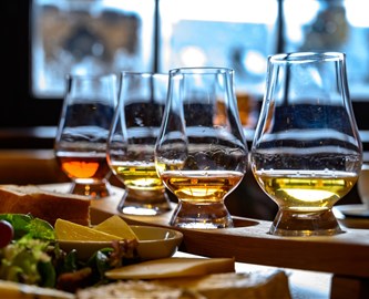 Bord dækket op til Whisky-smagning i Skotland.