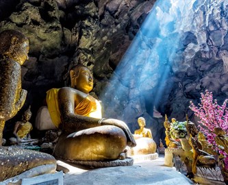 Huletemplet i Dambulla med buddha-statue i guld