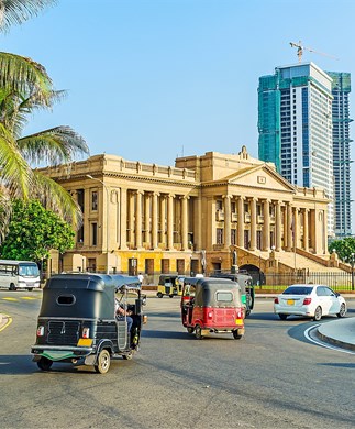 Tuktuk_p_vejen_og_bybillede_Colombo_Sri_Lanka_323-390