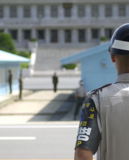 Soldat og barakker i den demilitariserede zone mellem Nord- og Sydkorea