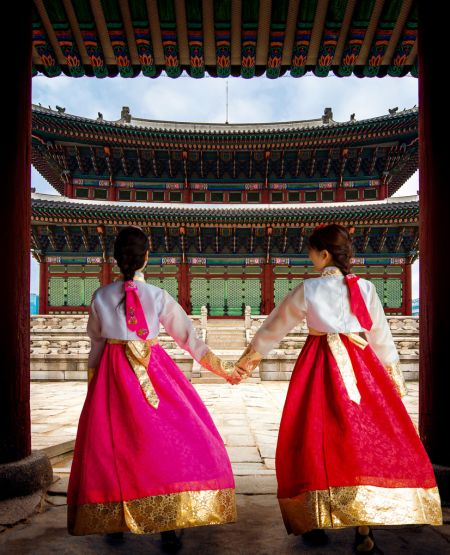 Det gamle kejserpalads i Seoul – Gyeongbokgung. Med to koreanske kvinder i traditionel klædedragt i forgrunden