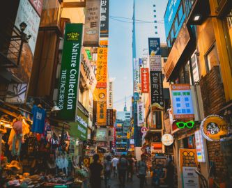 Myeongdong-gaden, der er et af Seouls mest populære shoppingdistrikter