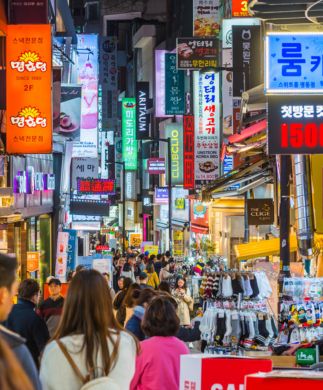 Myeongdong-shoppinggaden med lysende neonskilte, butikker og masser af mennesker