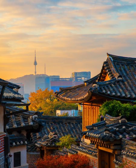 Seoul med udsigt over traditionelle, gamle hustage og TV-tårnet N Seoul Tower